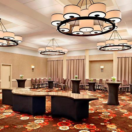 Sheraton Cavalier Calgary Hotel Экстерьер фото