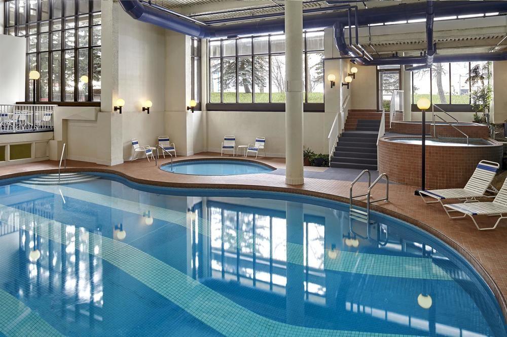 Sheraton Cavalier Calgary Hotel Экстерьер фото