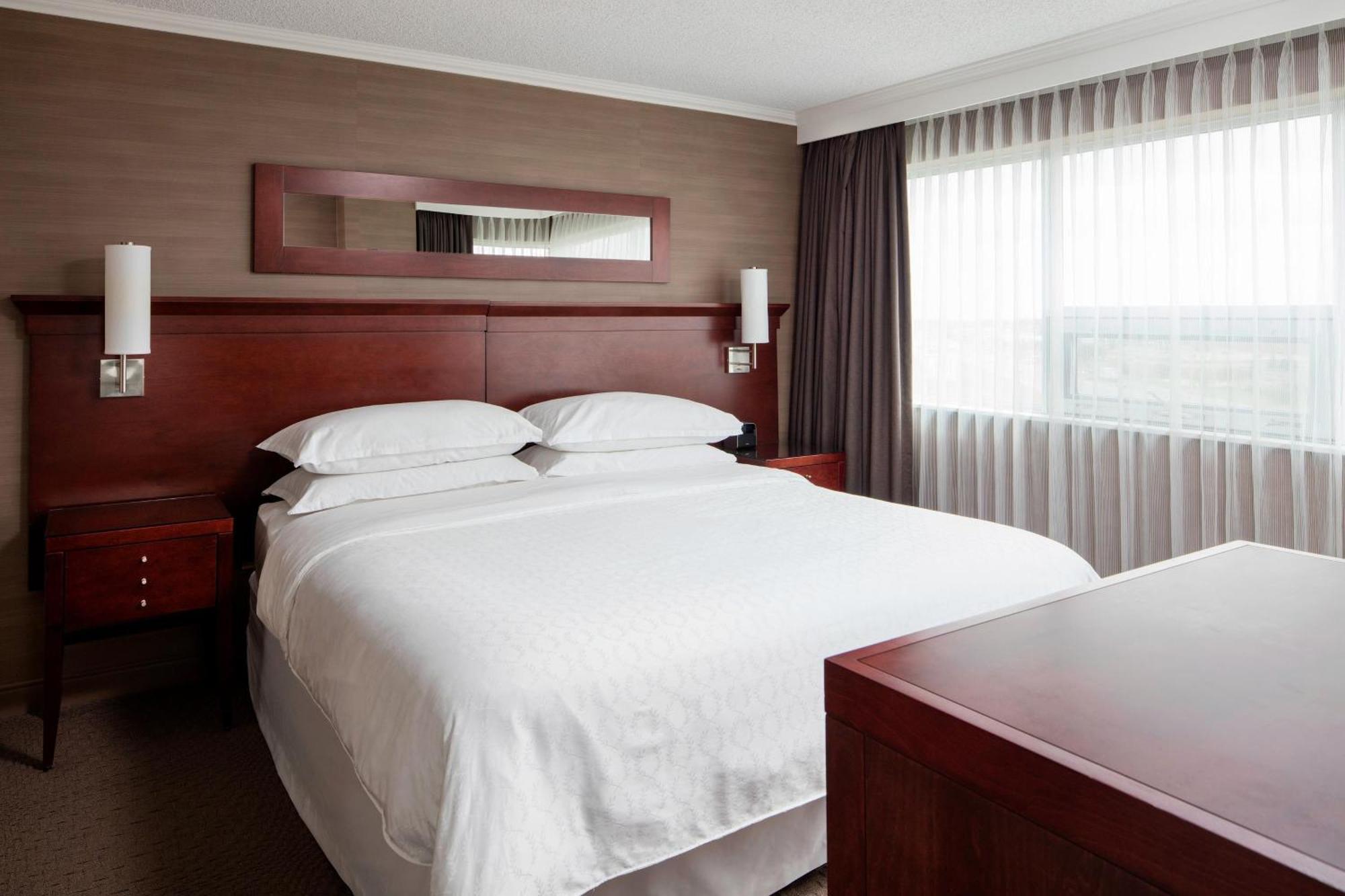 Sheraton Cavalier Calgary Hotel Экстерьер фото