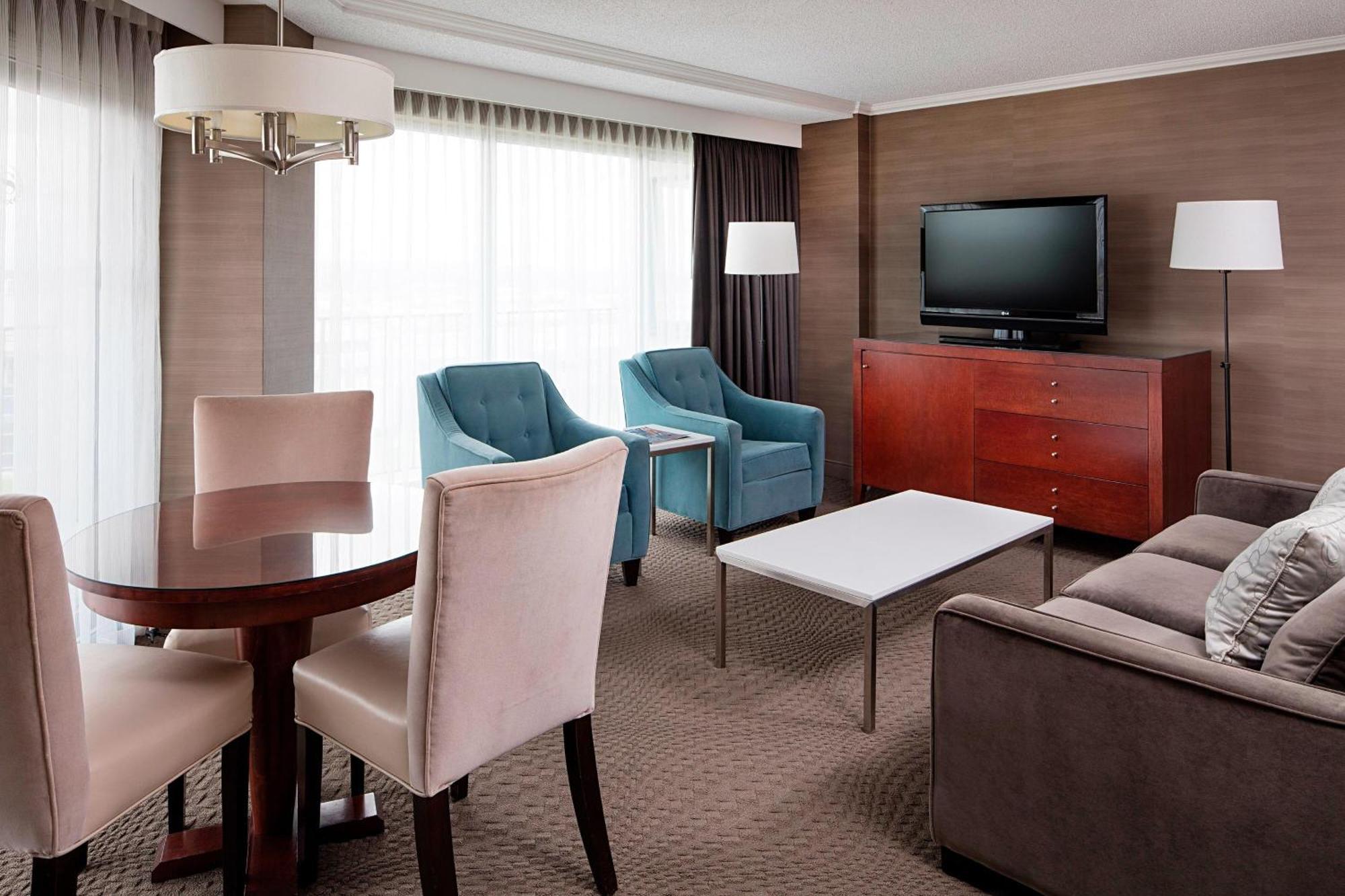 Sheraton Cavalier Calgary Hotel Экстерьер фото