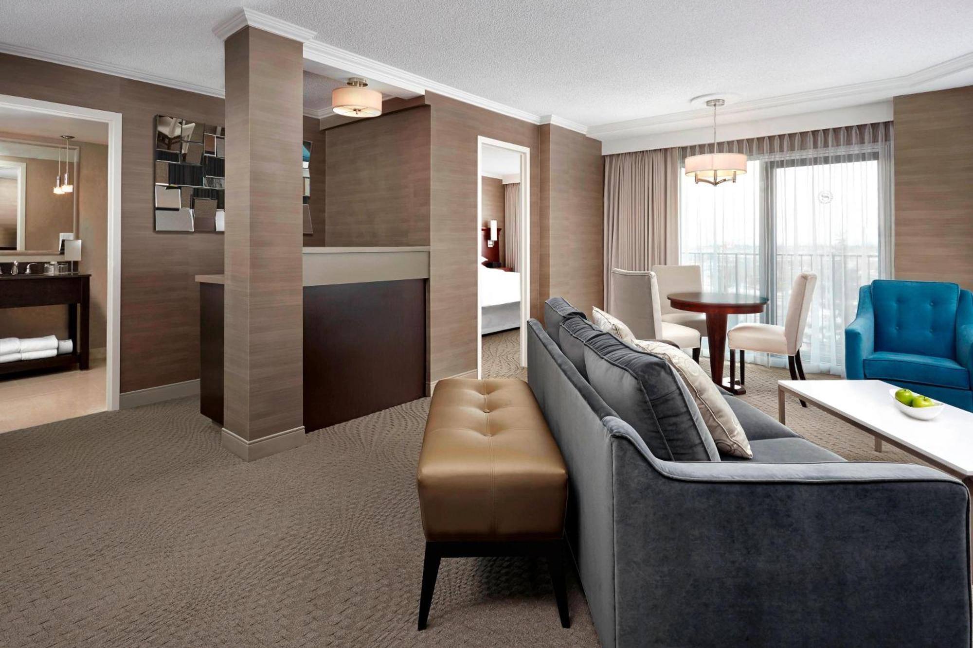 Sheraton Cavalier Calgary Hotel Экстерьер фото
