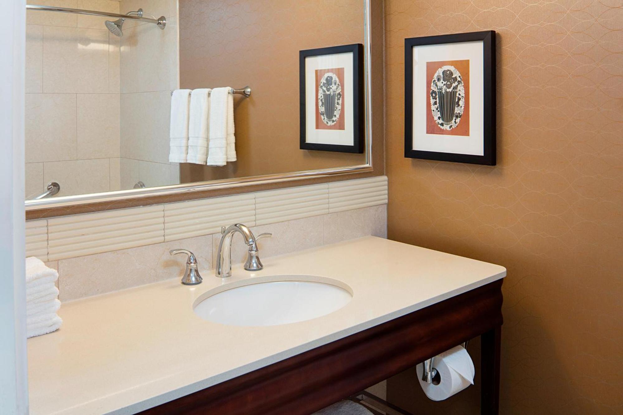 Sheraton Cavalier Calgary Hotel Экстерьер фото