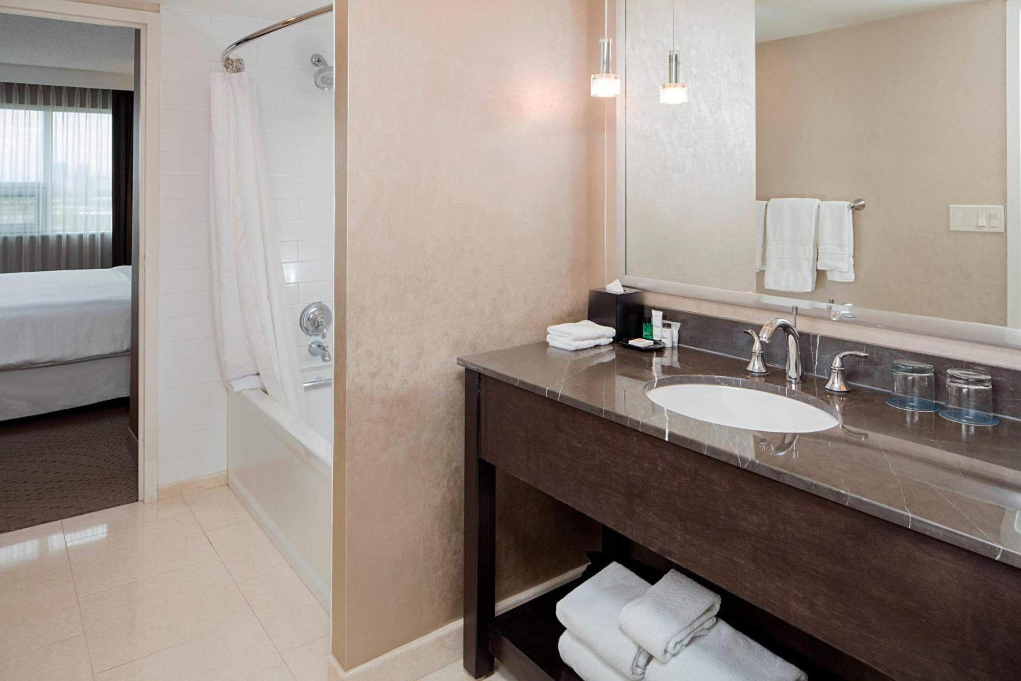 Sheraton Cavalier Calgary Hotel Экстерьер фото