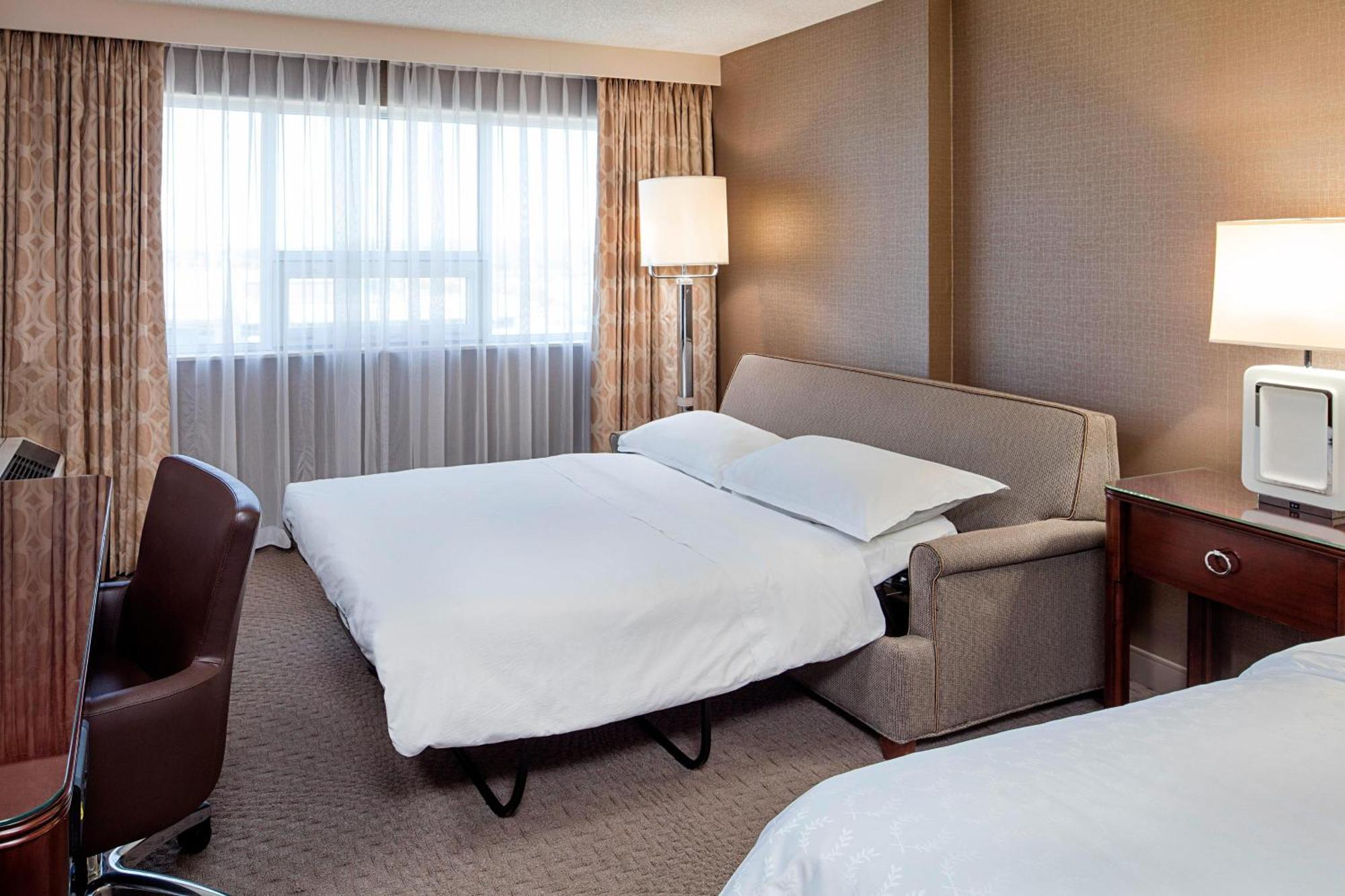 Sheraton Cavalier Calgary Hotel Экстерьер фото