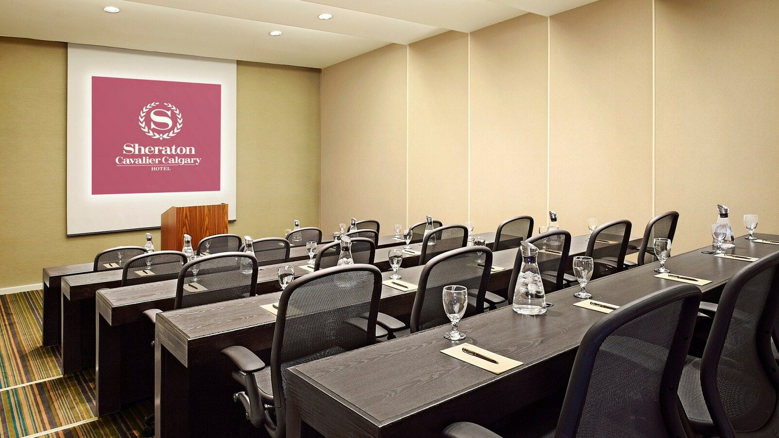 Sheraton Cavalier Calgary Hotel Экстерьер фото
